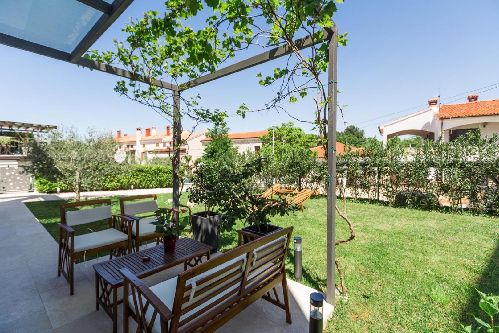 Appartamento Riva Garden Exclusive Funtana Esterno foto